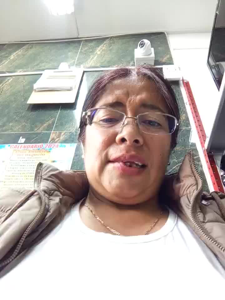 21- Naked tits play in the store. – видео вебкам-модели __valentina18