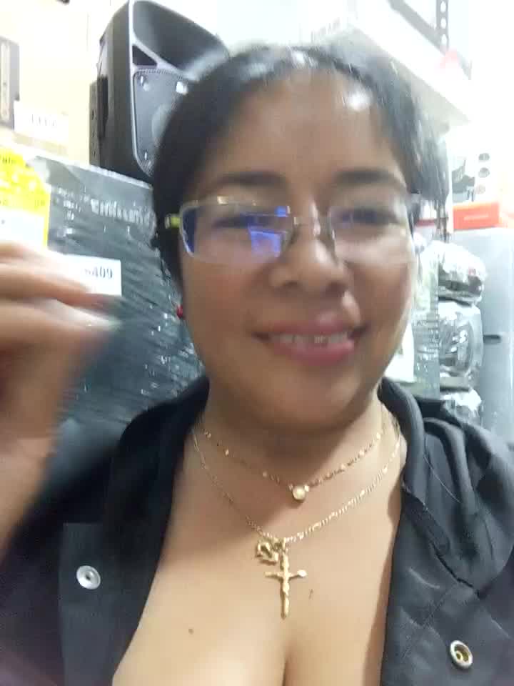 35- DRINK MY JUICES – видео вебкам-модели __valentina18