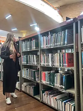 Walking naked in the public library! 🔥 - alana_69主播的视频