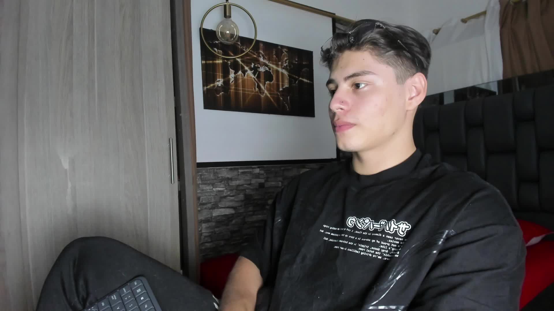 showing my body and flexing my muscles – video od webkamerové modelky Giordano_Russo