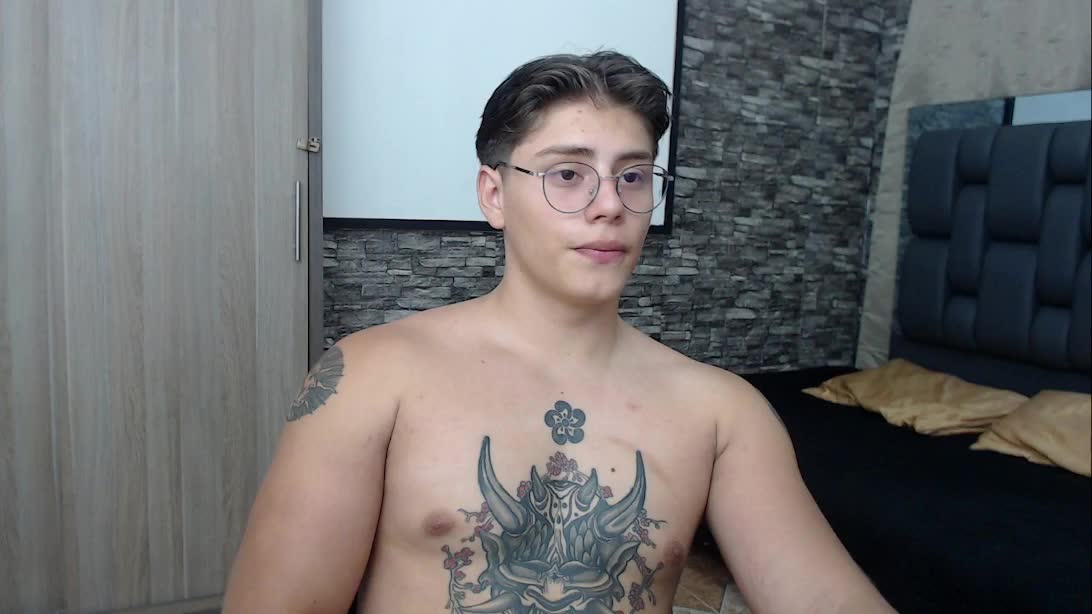 Jerking shaved cock – video od webkamerové modelky Giordano_Russo