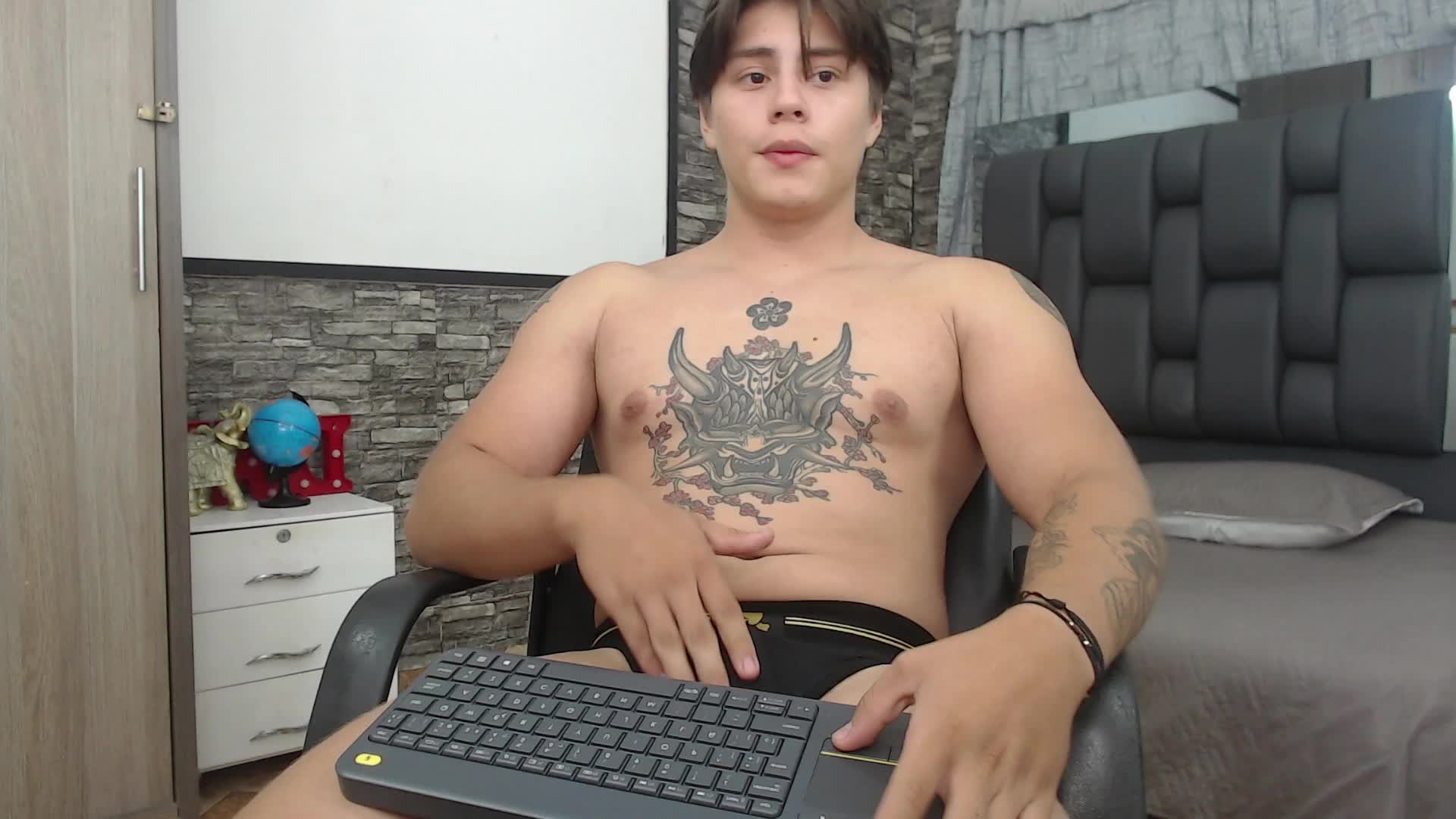 smoking while I jerk – video od webkamerové modelky Giordano_Russo