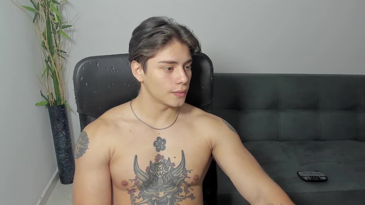 playing with my self until I ejaculate – video od webkamerové modelky Giordano_Russo