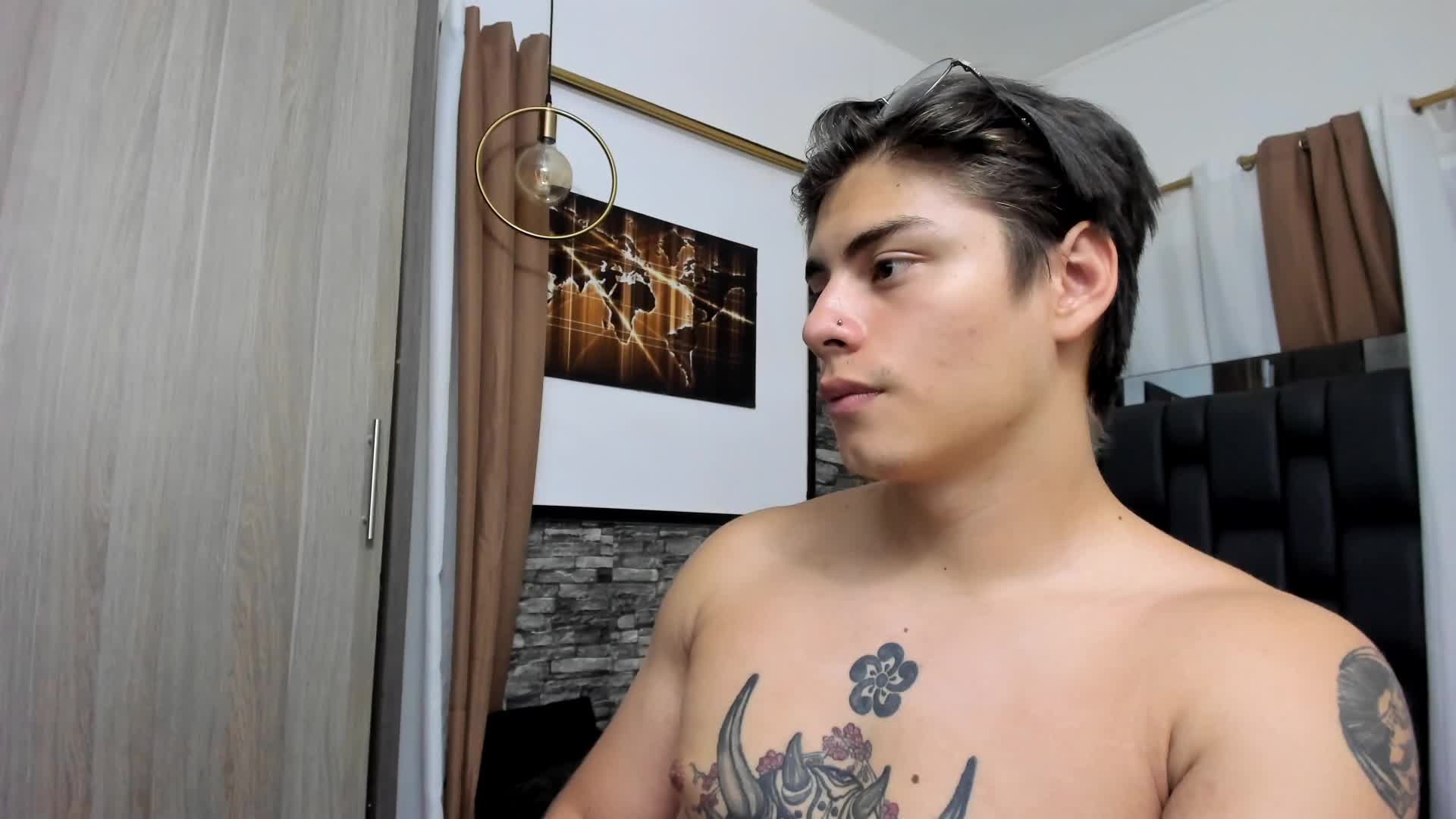 POV: I use ur face as my chair - video od modelky/modela Giordano_Russo