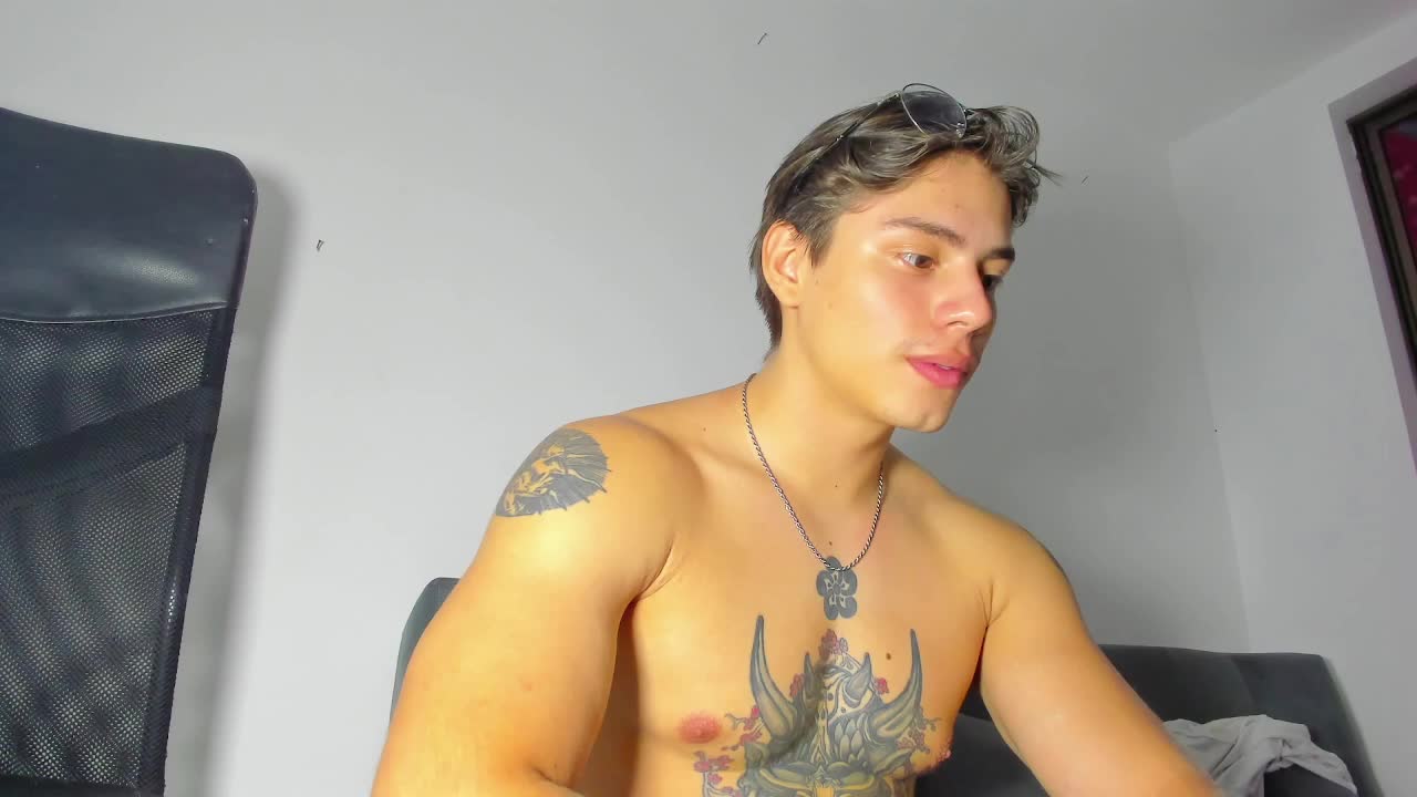 jerking in my house 🥵 – video od webkamerové modelky Giordano_Russo
