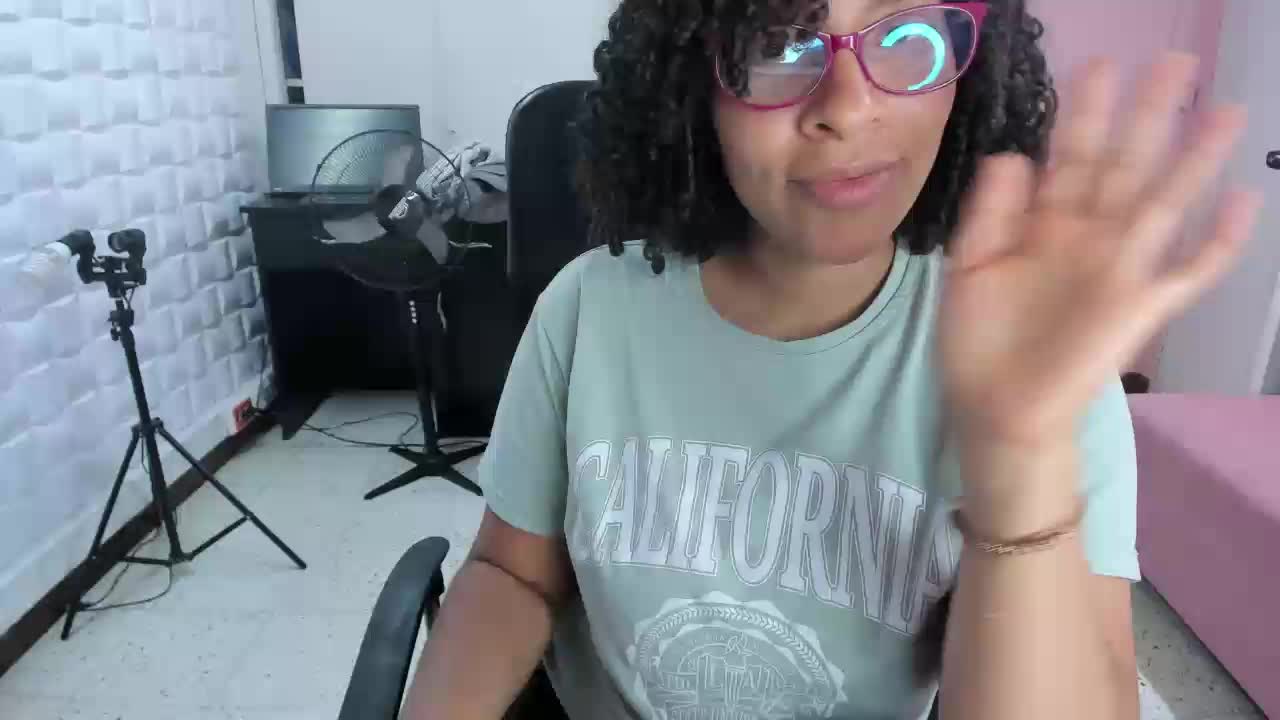 Four of them fucking me with the dildo - video di DannaBerry modella di cam