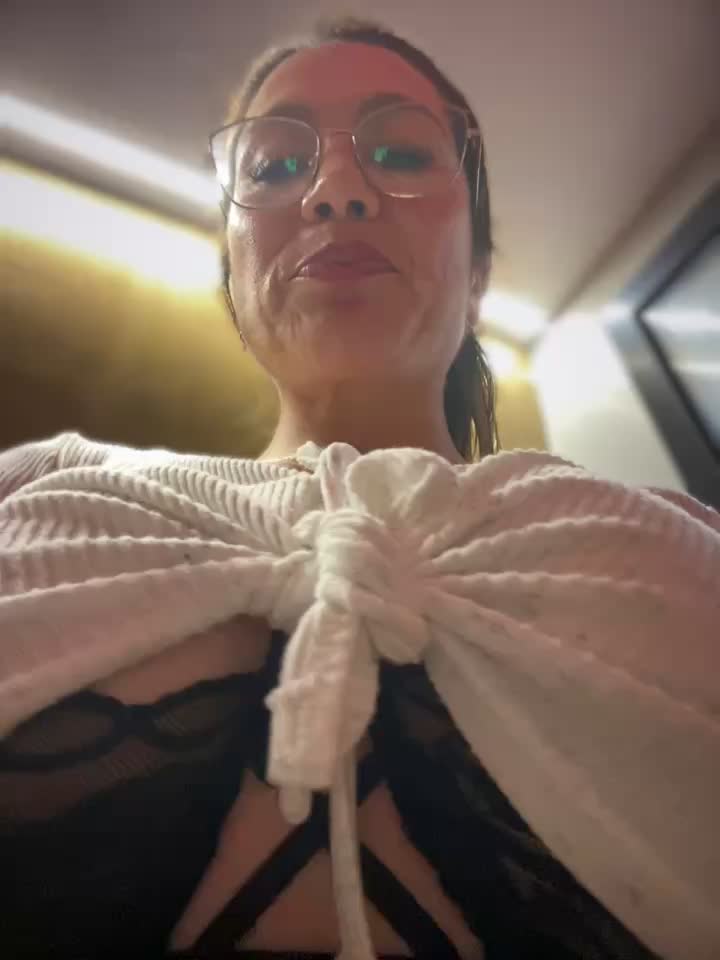 Pvt wearing high heels 👠 and flashing my pussy and tits to you - video by angelitasexy81 cam model