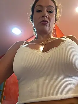Rubbing my pussy till cream drops ☔️ while Celeste is close, tocándome mientras celeste me espera – video af angelitasexy81 cam-model
