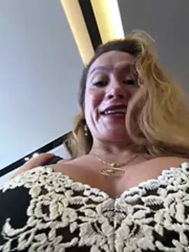 Spit saliva over breast, un poco de saliva para los pechos te espero caliente 🔥