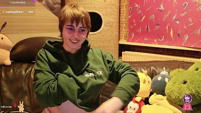 Sneak a peek - video by GamerGirl_Eve cam model