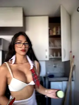 Sexy schoolgirl cooking and eating with you - video oleh model kamera DulceLenns