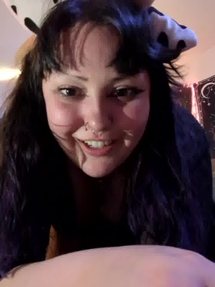 Mommy accidentally squirts on your face - video by Cutegothcrybabyx cam model