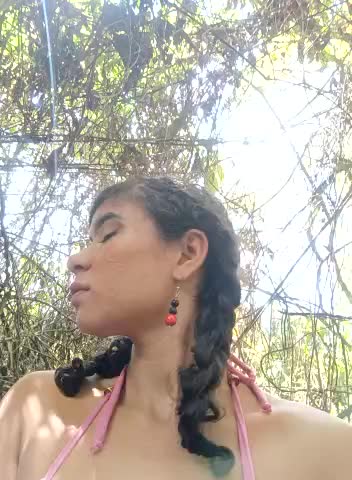 Naughty innpublic－カメラキャストのSimone_Millerの動画