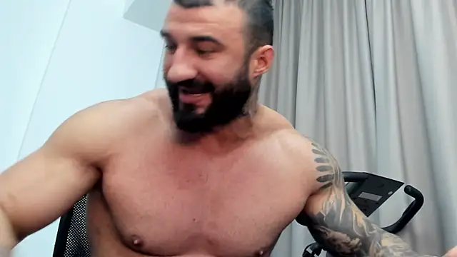 very big cum shot . A lot of milk for you guys – video od webkamerové modelky MuscleJohn