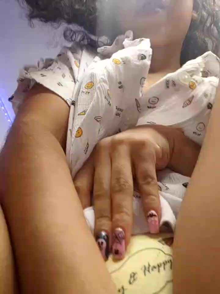 spread pussy lips (close up) - video by Shara_dreams cam model