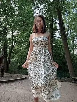 Squirt show in park - video by Musae cam model