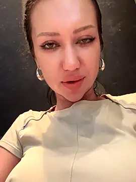 Squirt under table in MCdonalds - video by Musae cam model