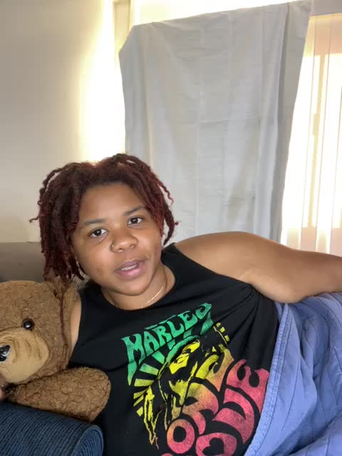 Private Show watching anime and smilinggg - clip cu HEARTBREAKBRE