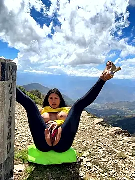 masturbating my hairy pussy in nature - video di sexi_noemi modella di cam