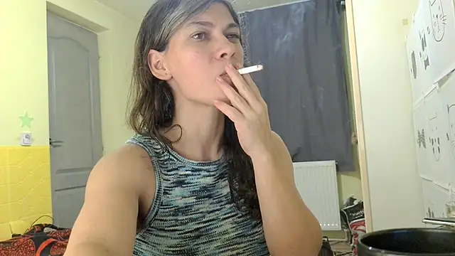 smoking, striptease, open bush wide in close-up and push a big dildo in it - Video von MercyLove Cam-Model