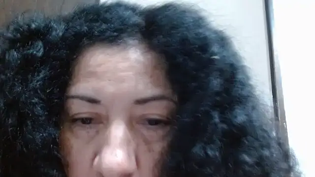 I crawl, I walk in heels with thread, I spread my ass on the floor - video by Diosasky cam model