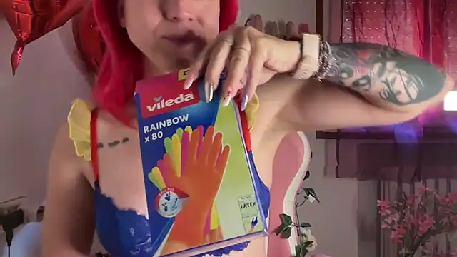 Private Show: guanti in lattice e masturbazione - video di Nikky_Divine modella di cam