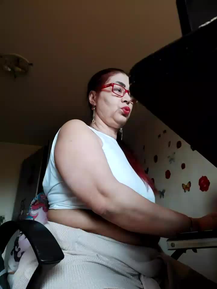 Lay back and open pussy wide open - video Love_Tina_Forever kameramallilta