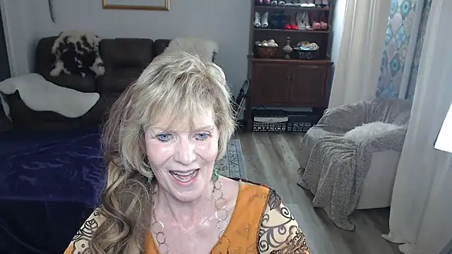 Sindee crawling on floor being submissive offering Ass - video by SindeeDix cam model