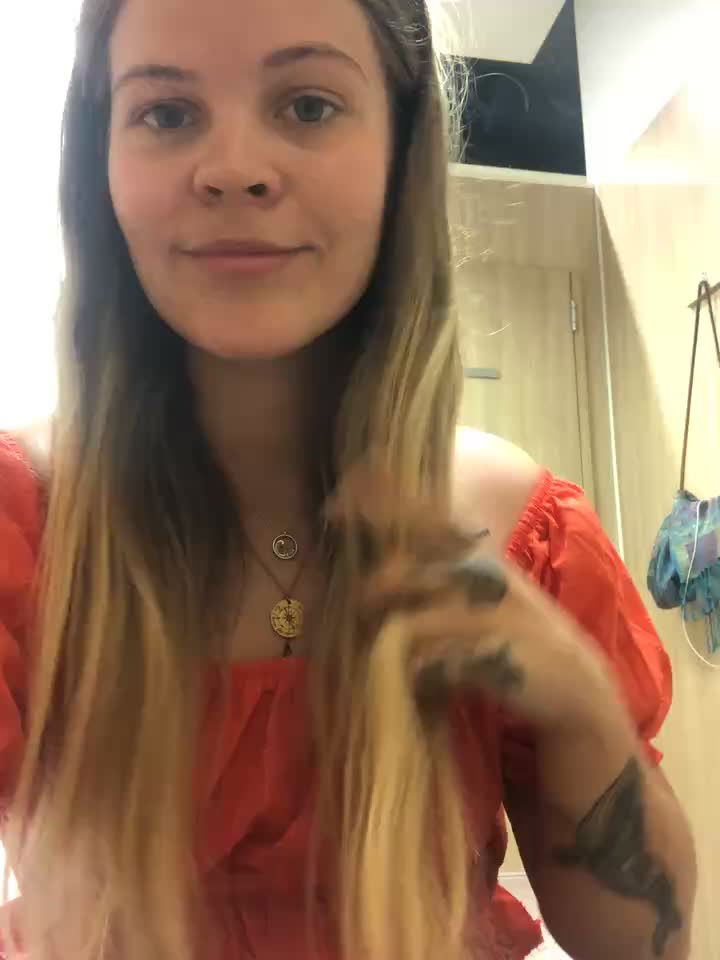 Getting convinced to flash my tits to a stranger - video by chloemoonandstarss cam model