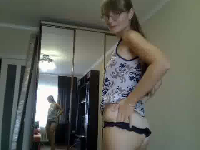 Panties in the pussy - video av KiraGoldens cam model