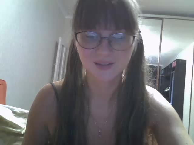 The hole in the ass - video av KiraGoldens cam model