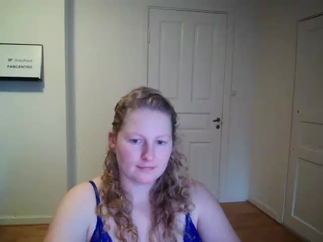 Naked play - video av Girlnina-1995 cam model