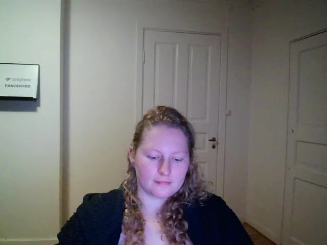 Naked play - video av Girlnina-1995 cam model