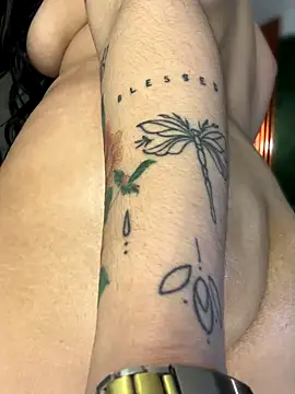 Delicious oiled and tight gordi ass using the anal plug - video by Amandanauty cam model