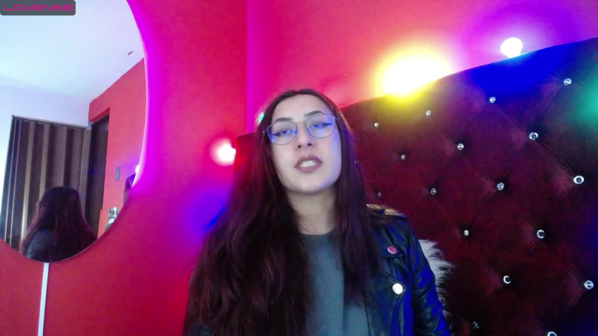 A cuckold with small penis being humiliated - Vídeo de Scarlett_Sen, modelo de vídeos