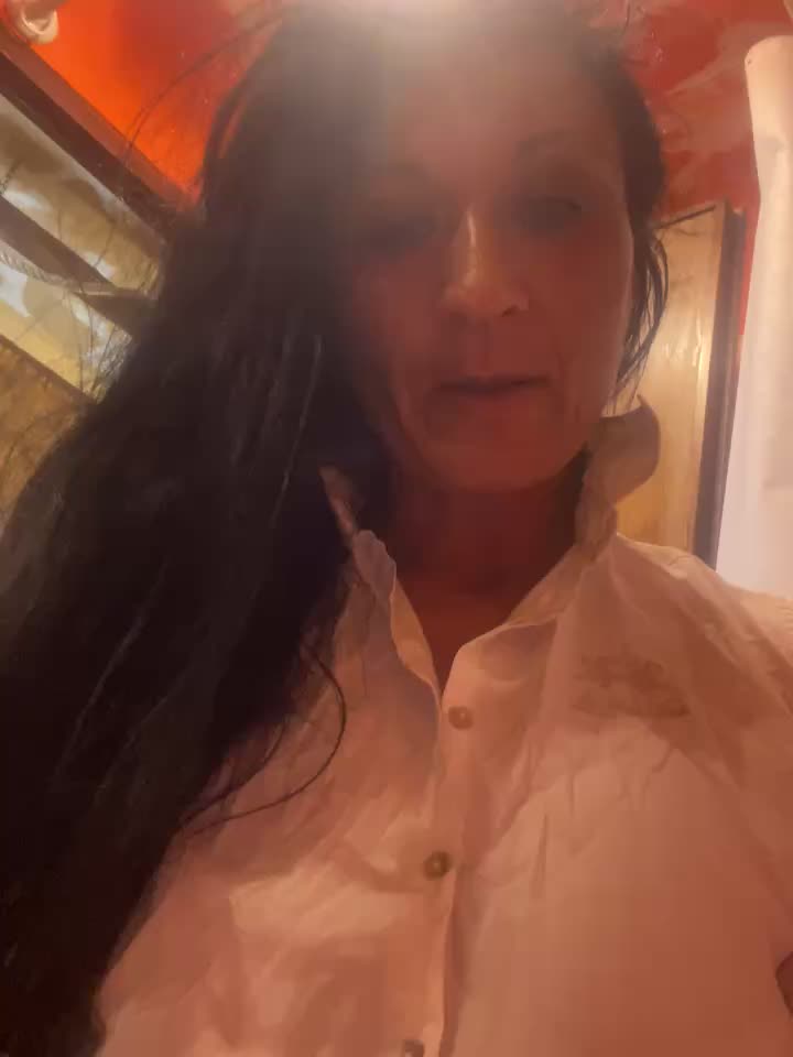 VESTITA SEXY SOTTO LA DOCCIA - video Luna-77 kameramallilta