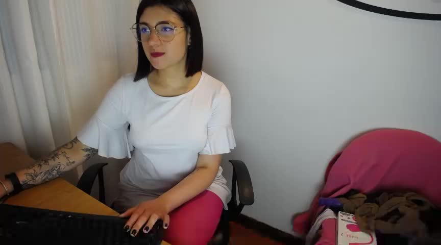 hairy pussy - video by miahot20 cam model