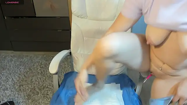 mastubate milking boobs,gape asshole and play with anal beads－カメラキャストのHornyNaliaの動画