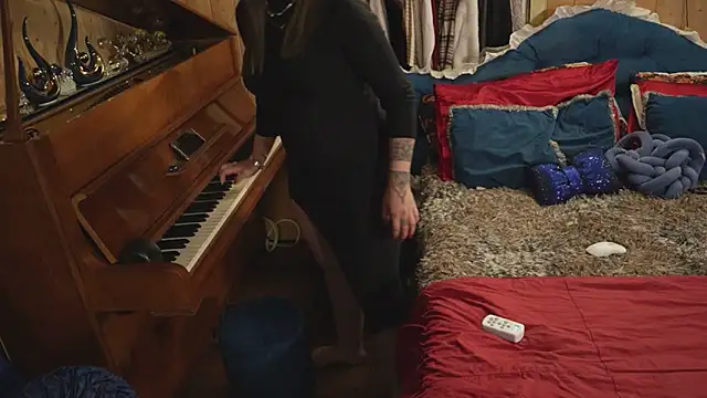 play piano naked - video by VanessaDoyle cam model