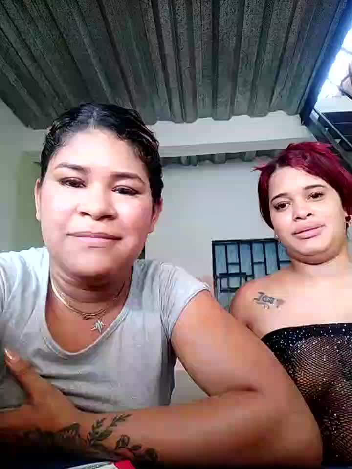 [7 Oct 13:59] Private Show kamila studying and mia distracting - Vídeo de sweet_morbid_hot