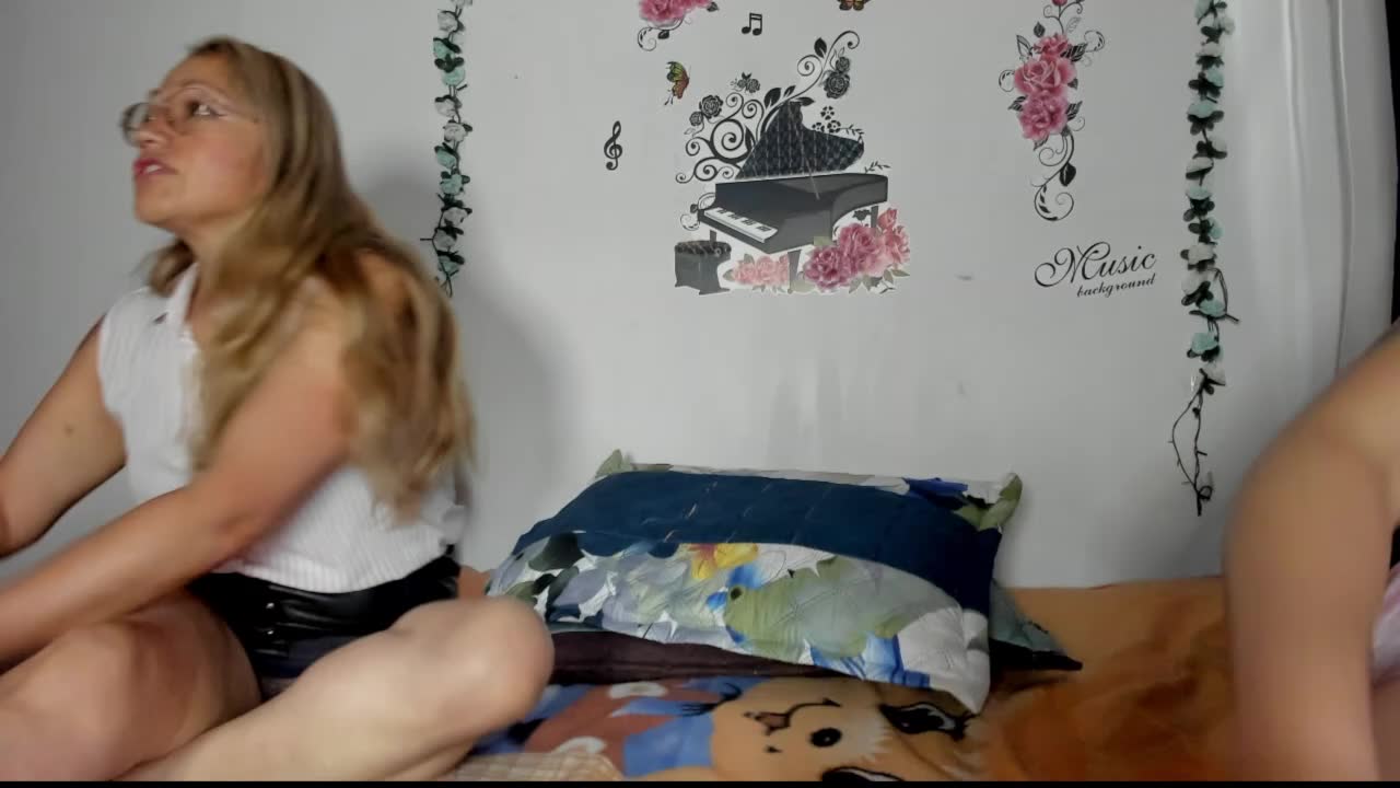 fingers in pussy - video oleh anthonela_mature_ kamera model