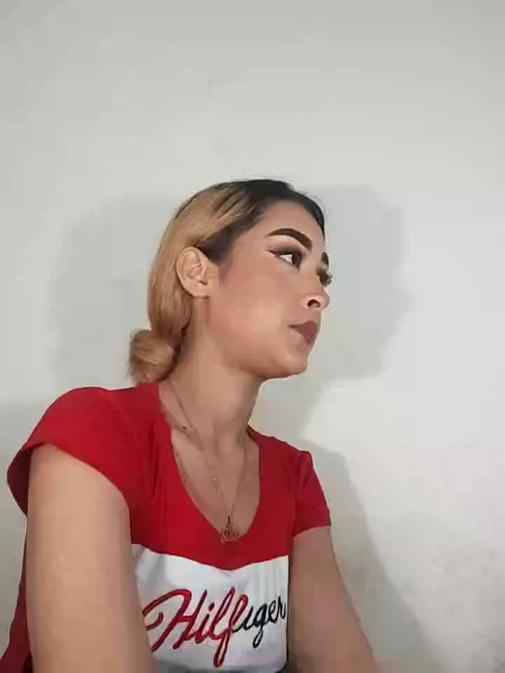 Show - video by isabela-and-her-friends cam model