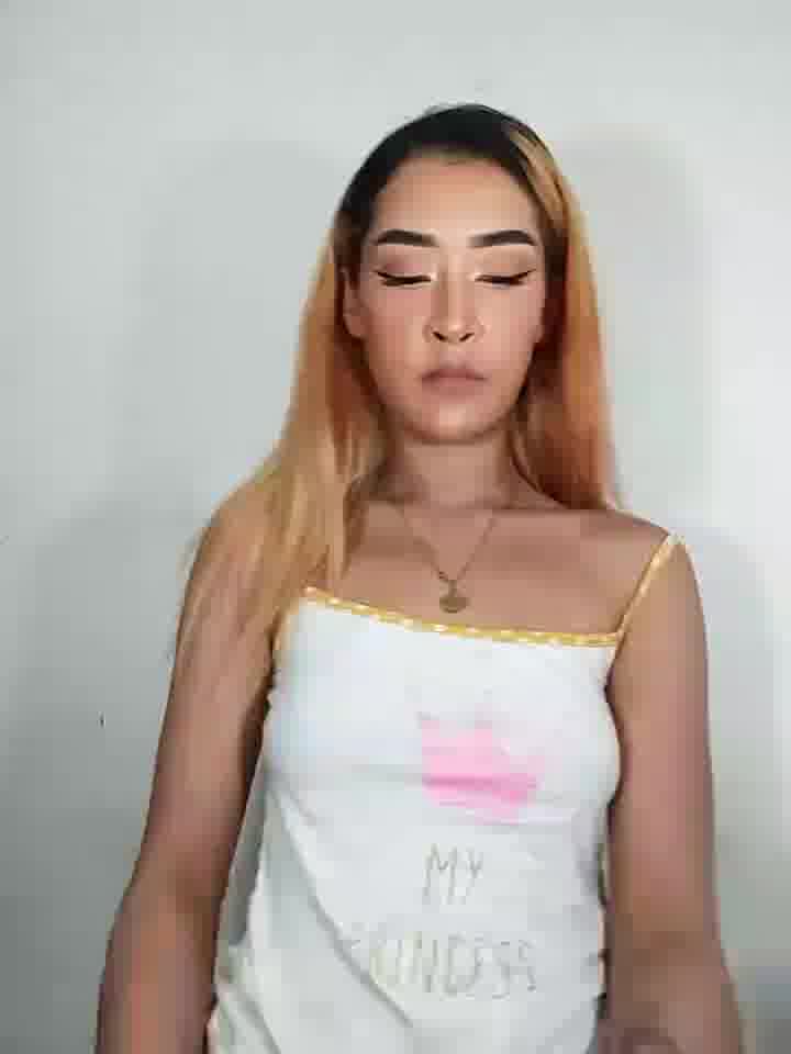 Show - video by isabela-and-her-friends cam model