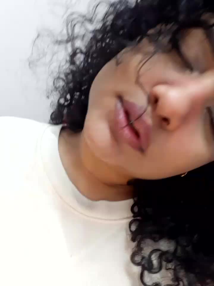 [28 Nov 19:54] Private Show - video by isabela-and-her-friends cam model