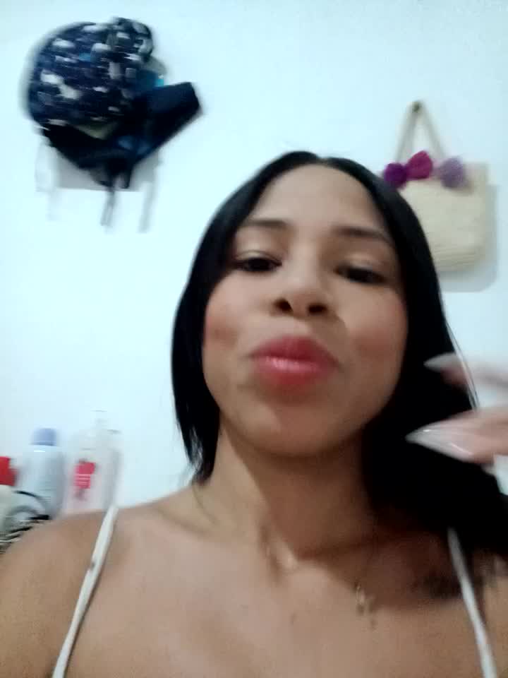 Show - video by isabela-and-her-friends cam model