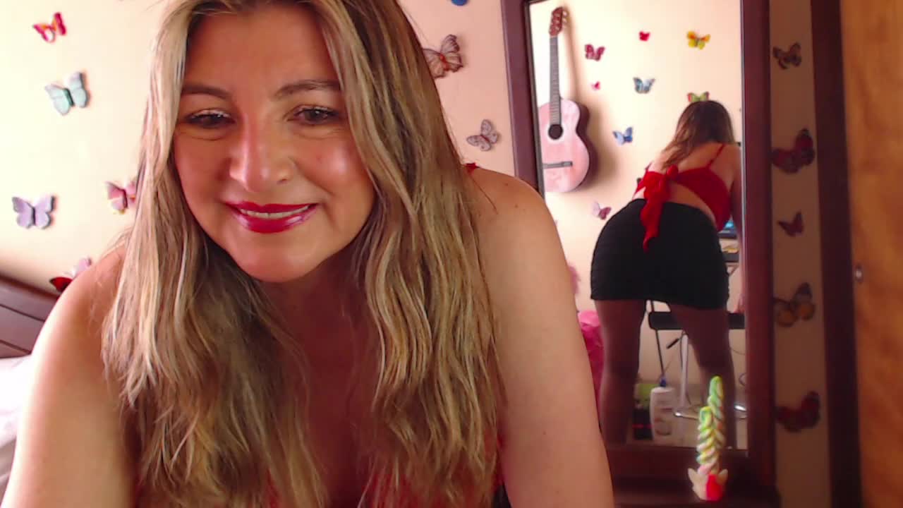 Llueve en mi room - video oleh Jolie-Mature kamera model