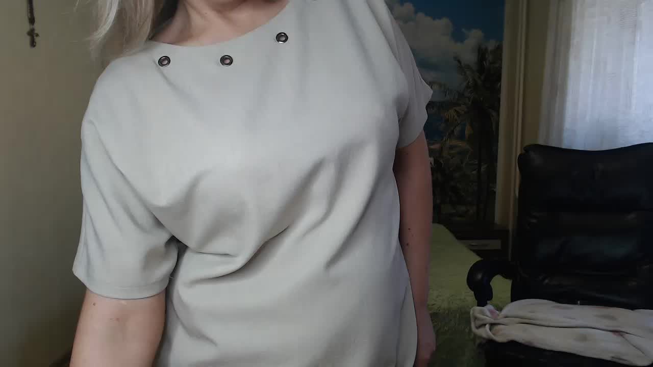 striptease and pussy - video by soaring_love cam model