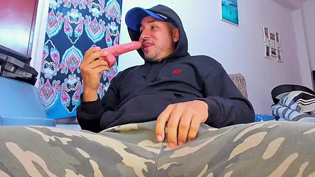 Suck pink dildo – видео вебкам-модели MikeMiller2