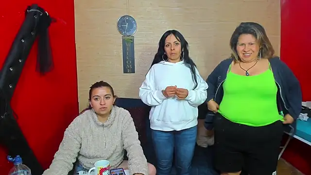 licks paola's pussy very deep - video av lesbiancuple cam-modell