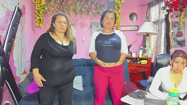 kisses and fingers in Mariana's pussy - วิดีโอโดย lesbiancuple โมเดลแคม